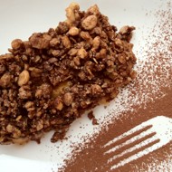 Крамбл с нектаринами и шоколадной гранолой