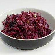 Красная капуста, тушенная с яблоком