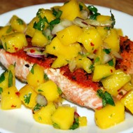 Красная рыба с сальсой из манго