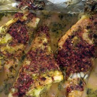 Красный морской окунь запеченный с лимонно-базиликовым соусом