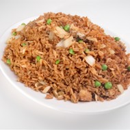 Красный рис со специями, курицей и зеленым горошком