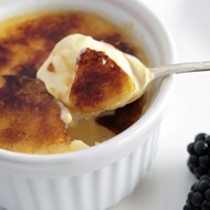 Крем-брюле с ежевикой в бальзамическом уксусе