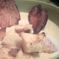 Крем-суп из шампиньонов с гренками и чипсами из бекона