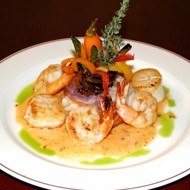 Креветки и морские гребешки в медовом маринаде