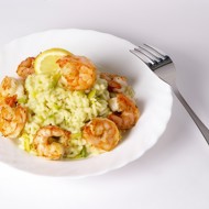 Креветки с апельсиновым соком, луком и пряностями