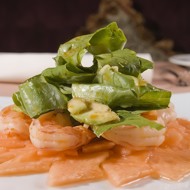 Креветки с дыней, рукколой и розовым перцем