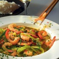 Креветки с огурцами и сельдереем в сладко-остром соусе