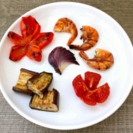 Креветки с овощами в духовке под острым соусом