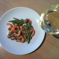 Креветки со спаржей и грибами в сливочном соусе