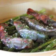 Креветки со спаржей и зеленым маслом