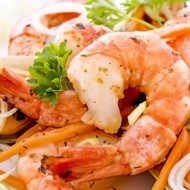 Креветки в арахисовом масле с чесноком и кориандром