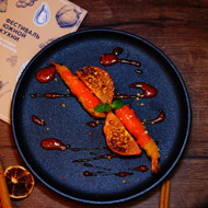 Креветки в панировке с запеченной хурмой, медом и грецкими орехами