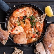 Креветки в винном соусе