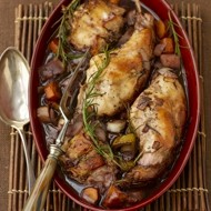 Кролик с овощами, тушеный в вине