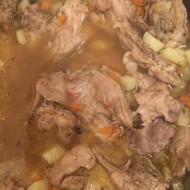 Кролик, тушеный с овощами и картофелем