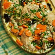 Кролик, тушеный в сметане с травами