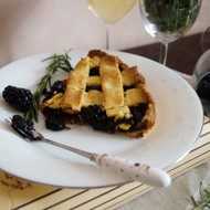 Кростата с шелковицей, розмарином и белым вином