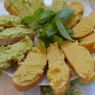 Кростини по-средиземноморски с нутом и оливками