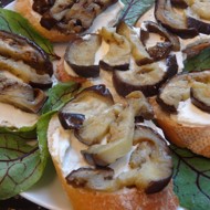 Кростини с баклажанами и козьим сыром