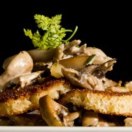 Кростини с грибами и тимьяном