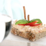 Кростини с песто из грецких орехов