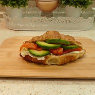 Круассан с красной рыбой