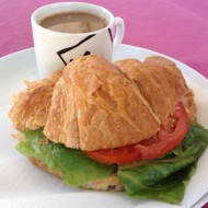 Kруассан с тунцом, листьями салата и помидорoм