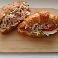 Круассан с тунцом