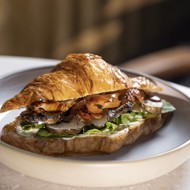 Круассан с угрем и топинамбуром