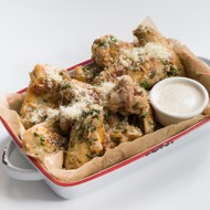 Куриные крылышки с чесноком и пармезаном