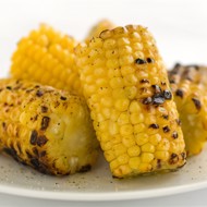 Кукуруза на шпажках в пармезане и табаско