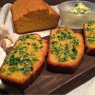 Кукурузный хлеб с зеленью и чесноком