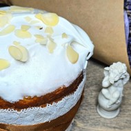 Кулич с изюмом и лепестками миндаля