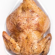 Курица, фаршированная купатами и яблоками