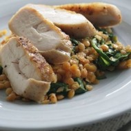 Курица на гриле с пряностями, чечевицей и  шпинатом