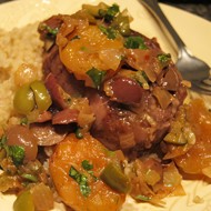 Курица по-мароккански с соусом из кураги и оливок