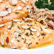 Курица с белым вином и миндалем