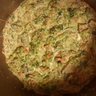 Курица с брокколи и морковью, тушеная в сливках