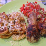 Курица с картофельным хворостом и овощами пико