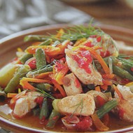 Курица с кенийской фасолью и грецкими орехами