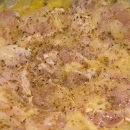 Курица с луком и горчичными зернами, тушеная в белом вине