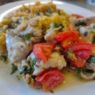 Курица с помидорами и зеленью на сковороде