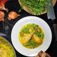 Курица с шафраном, оливками и горошком