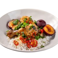 Куриные голени со сливами