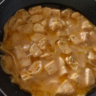 Курица, тушеная в сливочном соусе