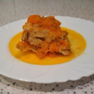 Курица, тушенная с морковью и тыквой