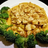 Курица, тушенная в кокосовом молоке с лаймом и чесноком