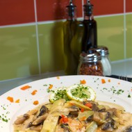 Курица в сливочном соусе с грибами