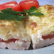 Курица, запеченная под тертым картофелем