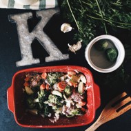 Курица, запеченная с брокколи, брюссельской капустой, морковью и пармезаном